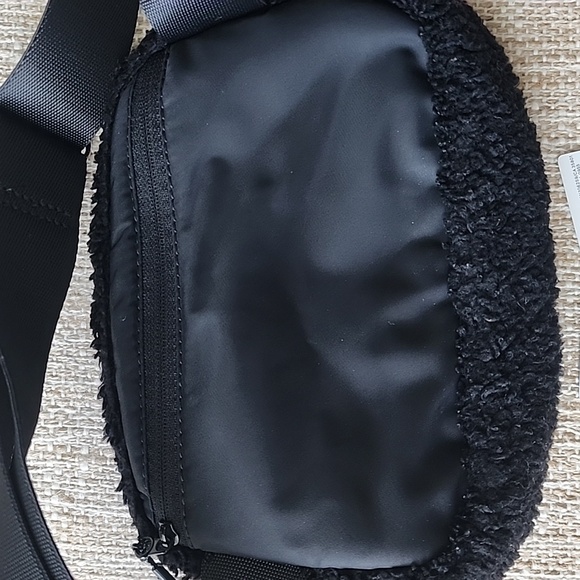 Lululemon Everywhere Belt Bag Black Fleece - Picture 3 of 9